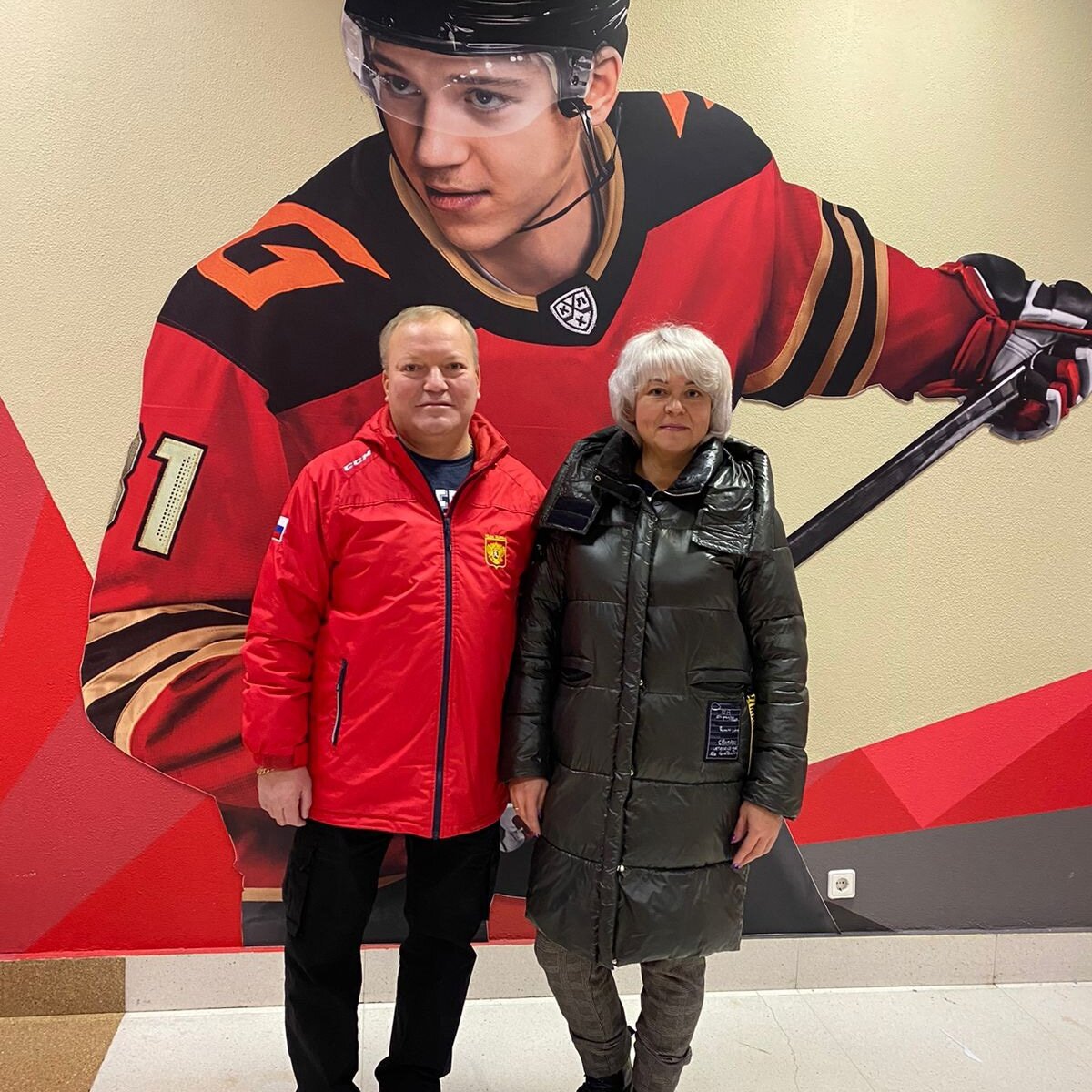 Папа Сергей и Мама Лариса у баннера с изображением Арсения. Фото из Личного архива