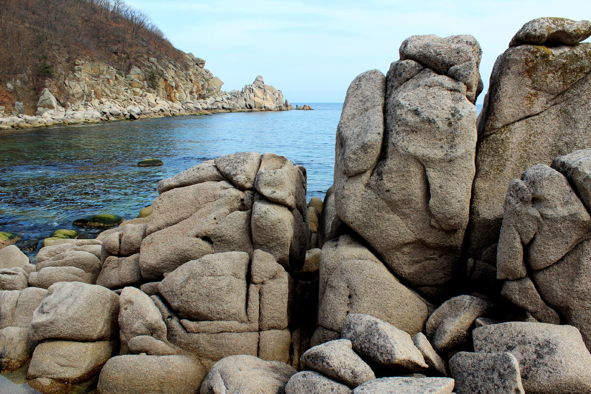 бухта Спокойная. движение морской воды (прибой) имеет определённые поступательные движения... как  могли образоваться ровные поперечные и продольные прорези в камнях? и это не отдельные камни стоящие друг на друге, это именно трещины/надломы/прорези...  во многих  камнях можно увидеть зверя, предмет, часть тела...  здесь отчетливо вижу огромную голову, часть лица какой-то древней каменной фигурки....
