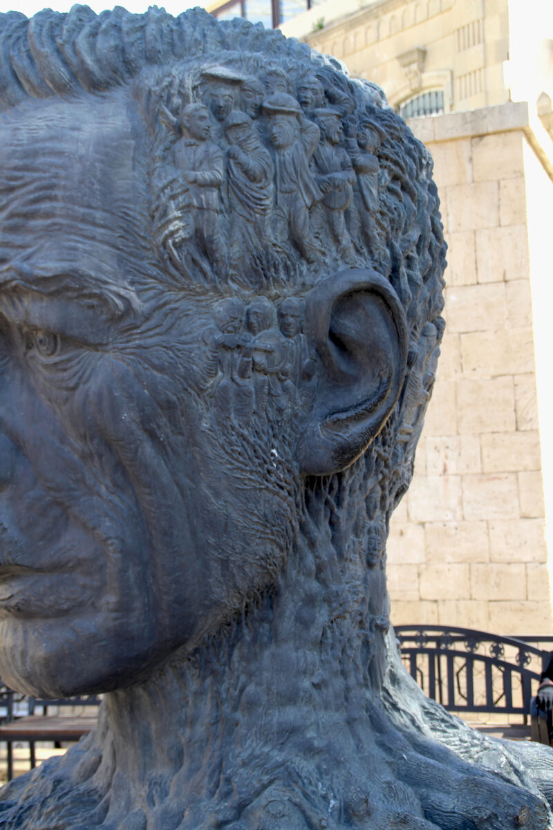 Памятник народному поэту Вахиду Газельхану в Баку. Фото автора.