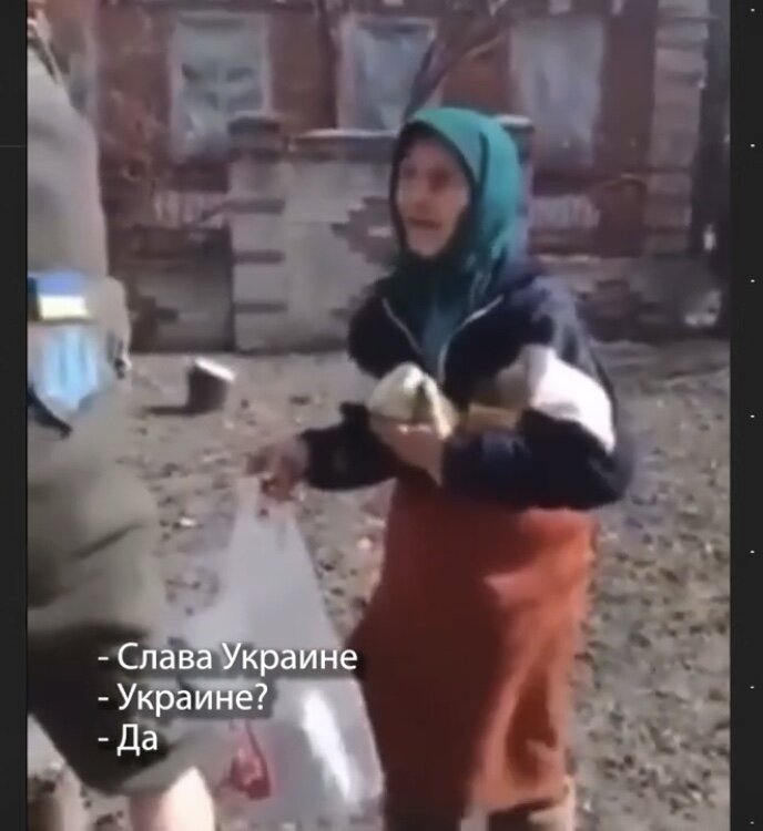 Видео украинская бабушка. Бабка с красным флагом.