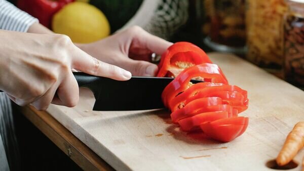    Девушка режет болгарский перецCC0 / Sarah Chai /