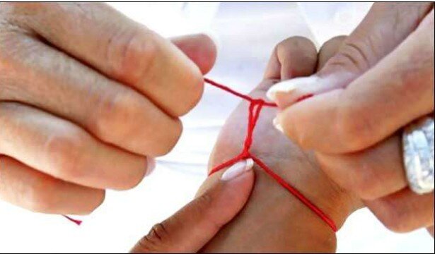 Красная нить на руке: значение, как завязывать и носить
