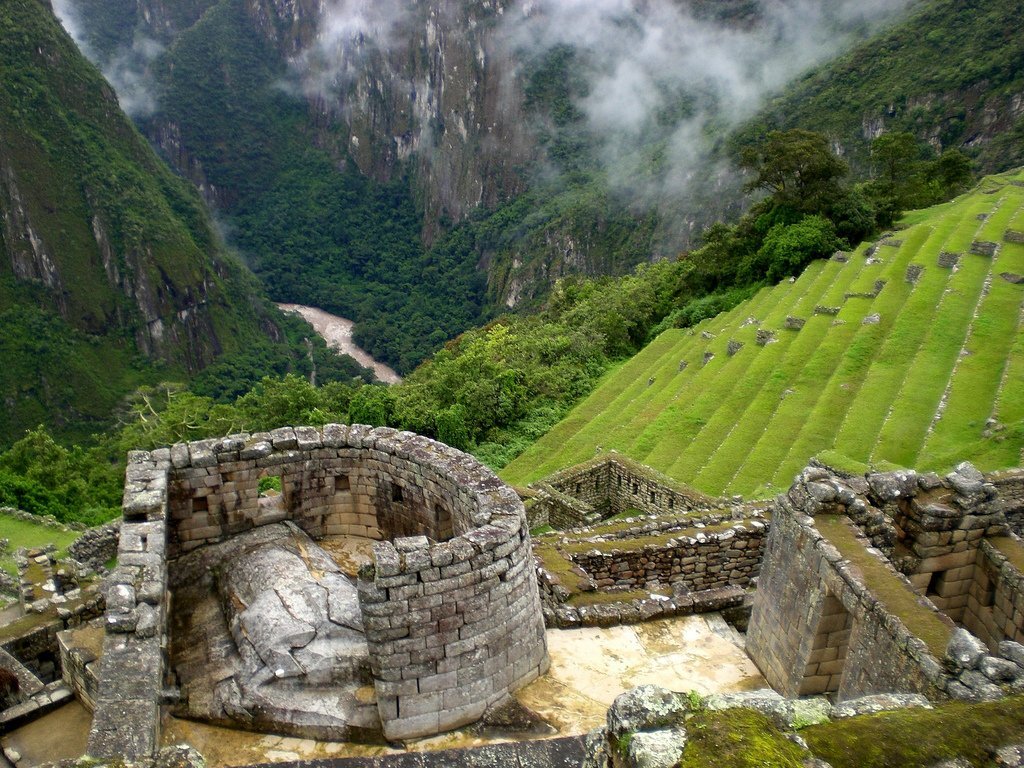 Вид на террасированные склоны Мачу-Пикчу. Источник: https://wikiway.com/peru/machu-pikchu/