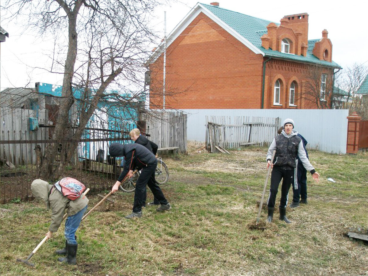 Наши дети на уборке улицы