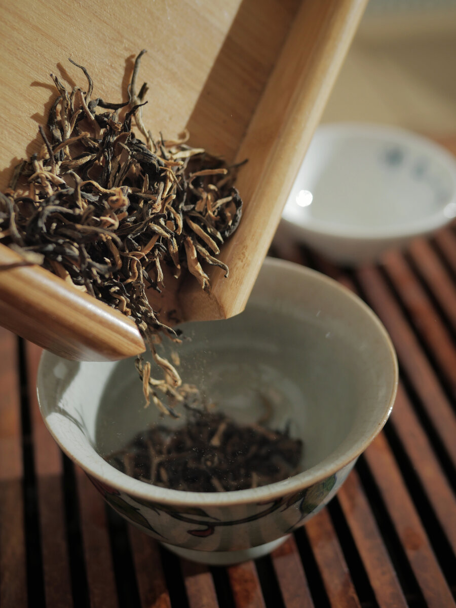 В чайной церемонии взаимодействие с чаем начинается тогда, когда вы насыпали его и чувствуете аромат.  