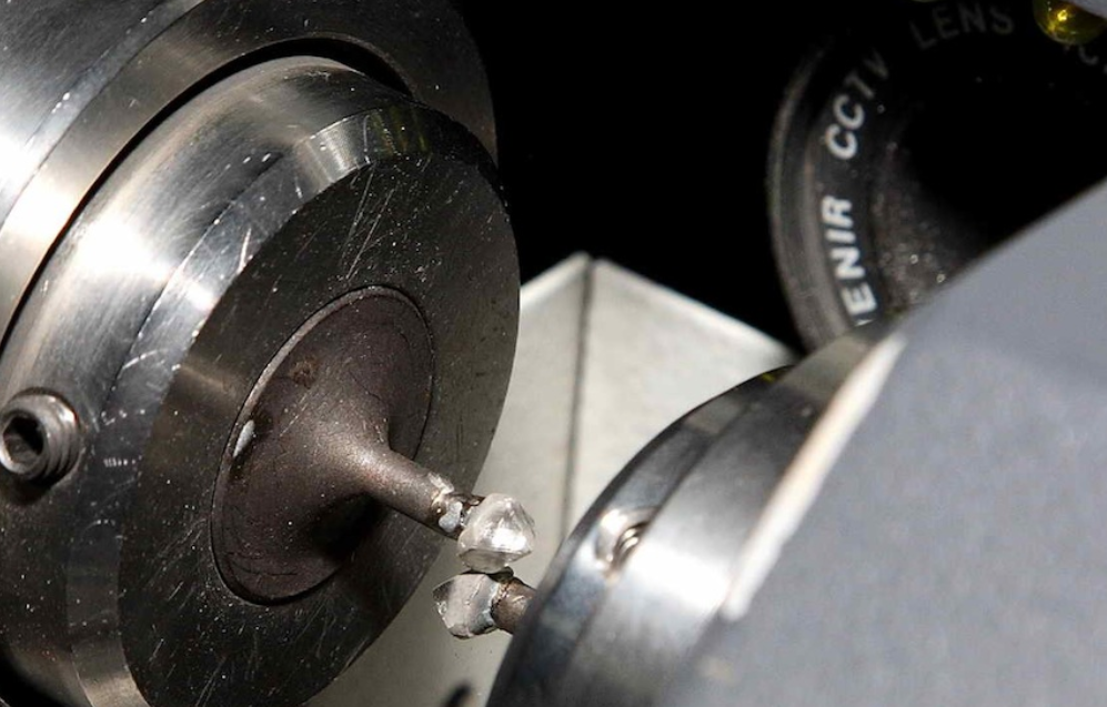 Процесс обдирки алмаза. Филиал «Бриллианты «АЛРОСА»