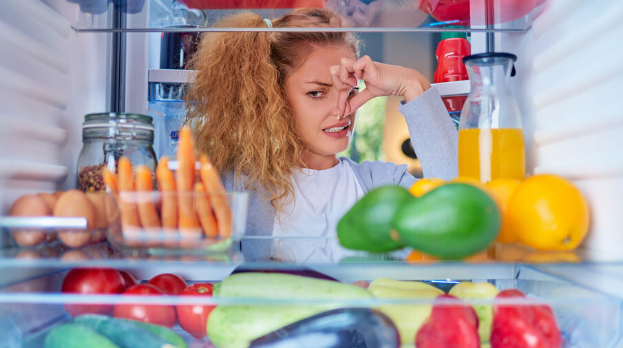 Ситуация: вы открываете холодильник в надежде что-нибудь перекусить или пообедать, а изнутри доносится далеко не самый приятный аромат.
