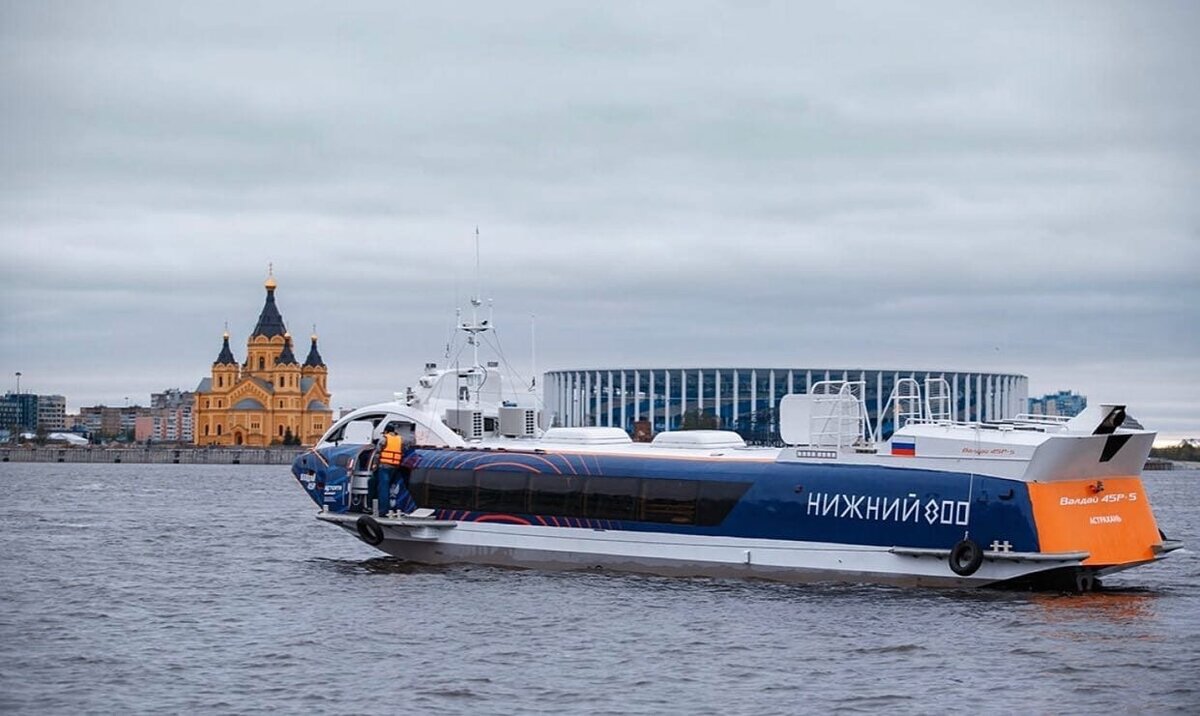 На переднем плане "Валдай" на фоне видно стадион и Собор Александра Невского на Стрелке