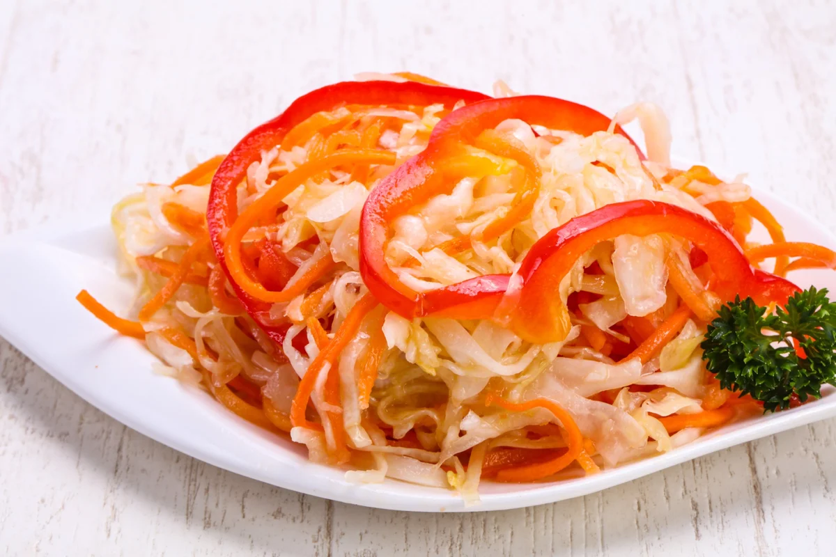 Рецепт капусты моркови перца болгарского. Квашеная капуста с болгарским перцем. Салат Провансаль из капусты с болгарским перцем и морковью. Корейская капуста Провансаль. Капуста "Провансаль" с болгарским перцем -.