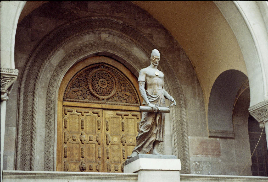 Памятник Шоте Руставели перед зданием Национальной парламентской библиотеки Грузии.