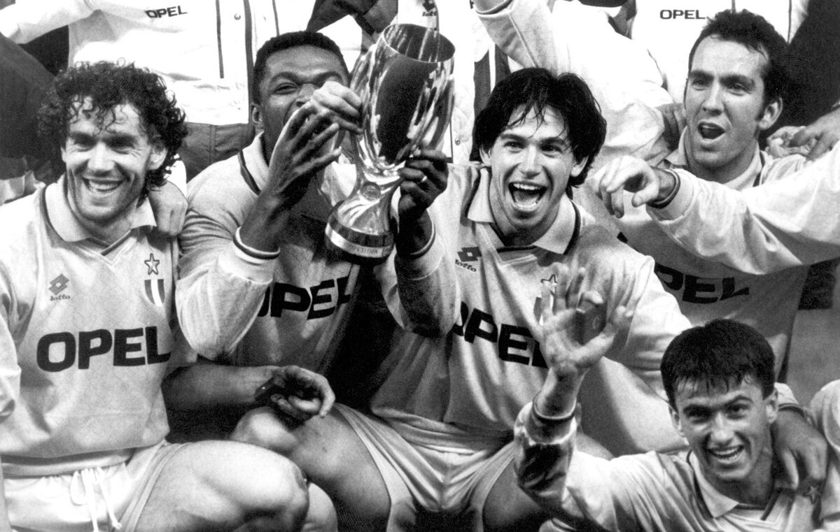 Игроки Милана празднуют победу в Суперкубке УЕФА-1994