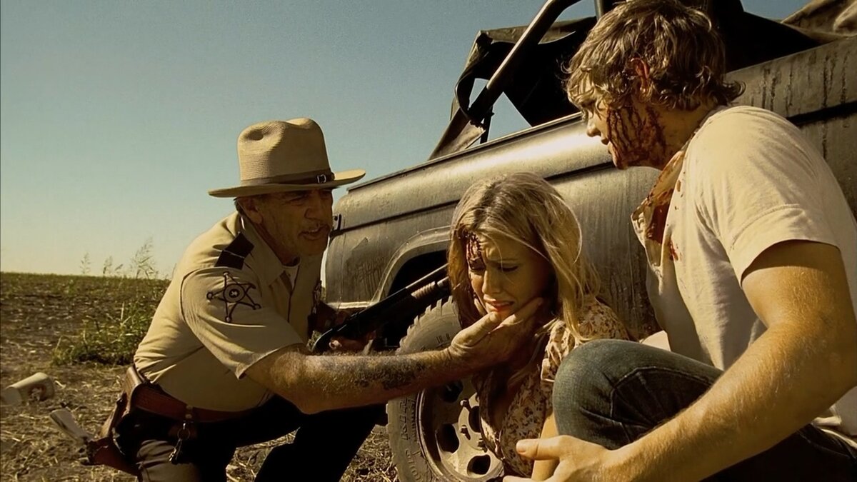 Две версии фильма "Техасская резня бензопилой: Начало" (2006) .
