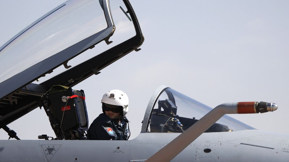    Пилот китайских ВВС в кабине истребителя J-10© AP Photo / Alexander F. Yuan