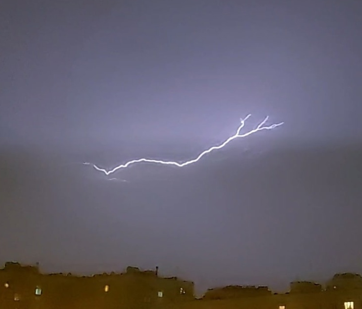 Ночная молния над Москвой 09.08.2022
Фото: Meteoweb.ru