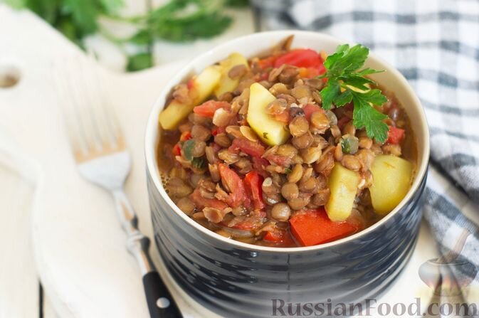 чечевица зеленая, кабачки, перец болгарский красный, помидоры, лук репчатый, чеснок, соль, перец чёрный молотый, зелень петрушки, вода, масло растительное