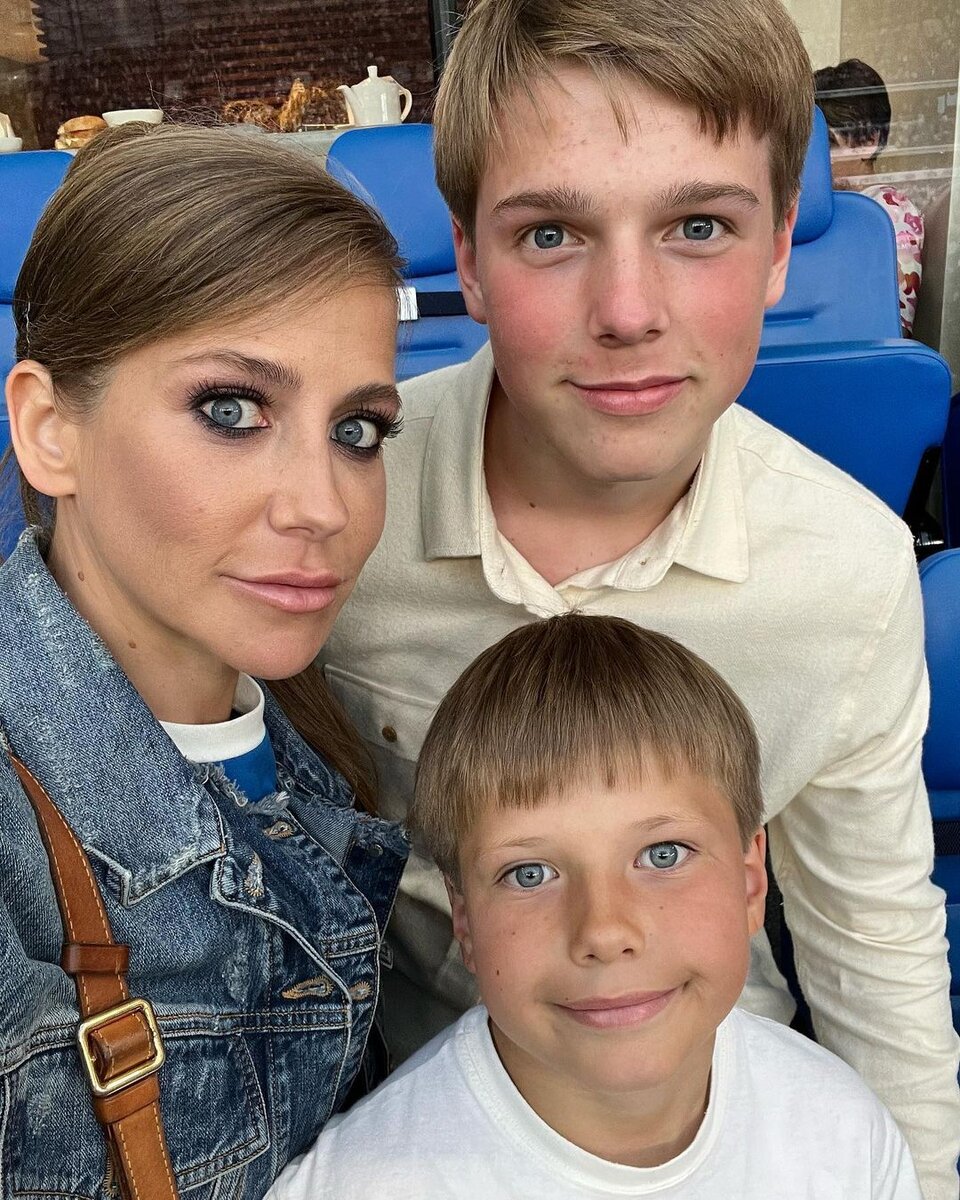 Барановская с сыновьями на футболе