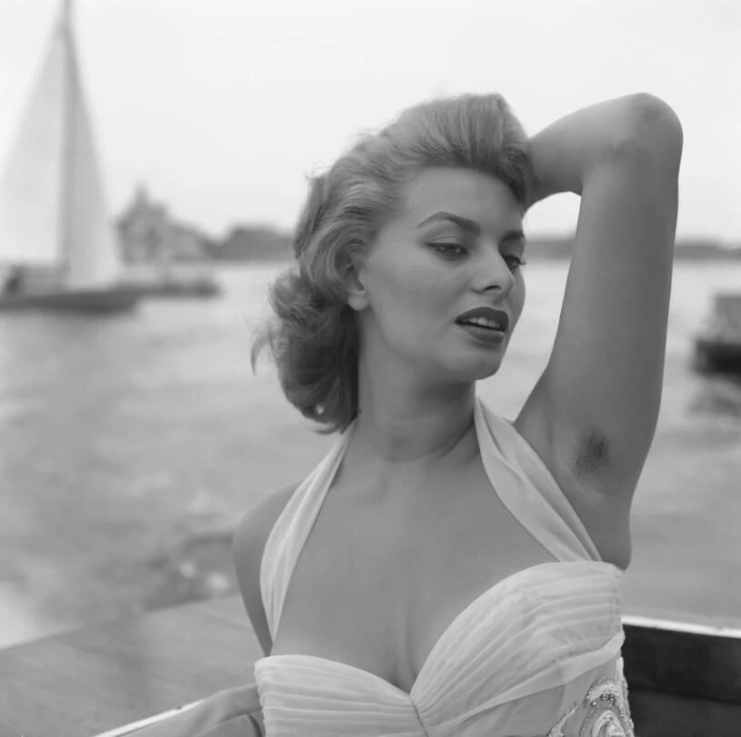 Итальянская актриса Софи Лорен в белом платье с вышивкой позирует фотографу в Венеции, 1955 год . Фото: Archivio Cameraphoto Epoche/Getty Images