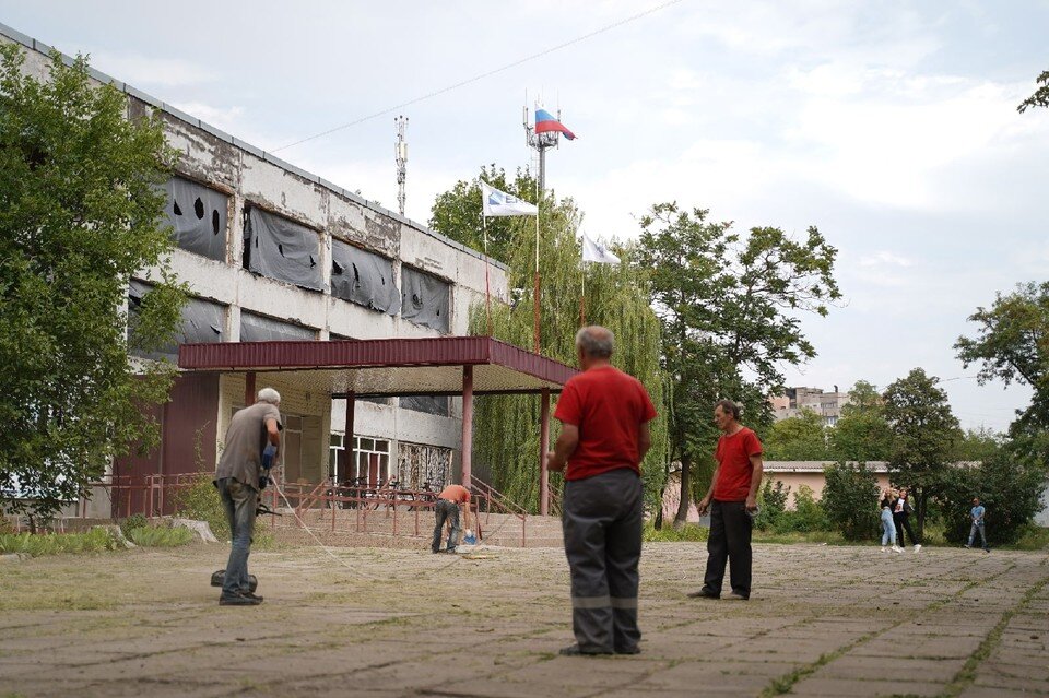     Бригада «Зеленстроя» убирает территорию школы № 64 Александр ИВАНОВ