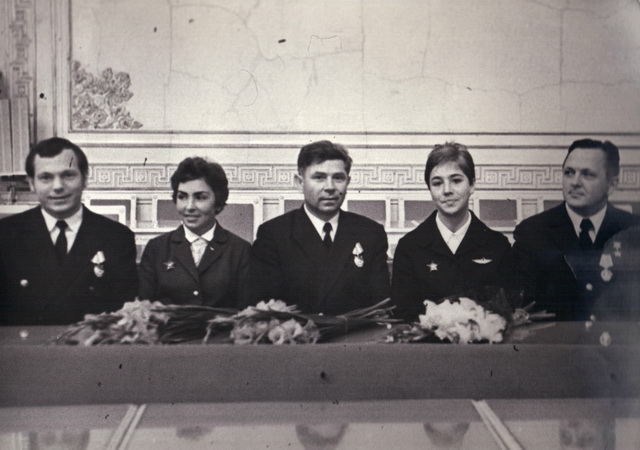 Экипаж самолета на церемонии получения наград. Слева направо: Николай Широков, Лидия Ерёмина, Владимир Кривулин, Марина Хохрева и Вячеслав Янченко