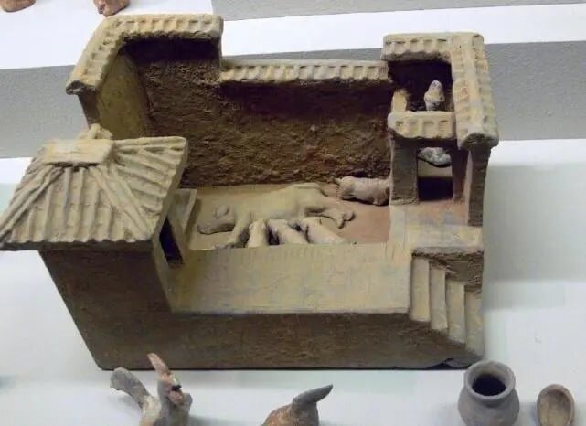 Фигурка с изображением китайского туалета-свинарника