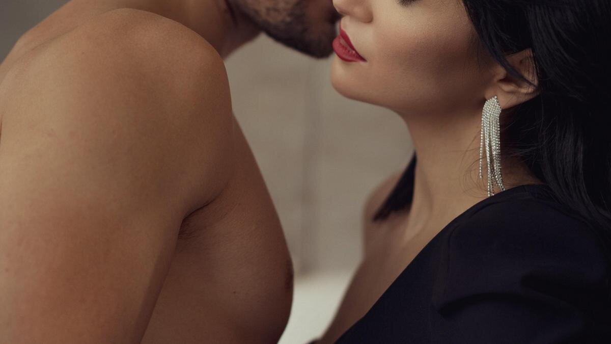    Раздетый мужчина стоит рядом с женщиной pixabay.com