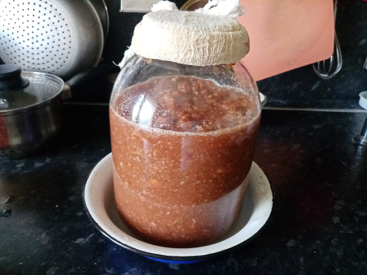 Банку ставлю в чашку на случай, если пена пойдёт через верх