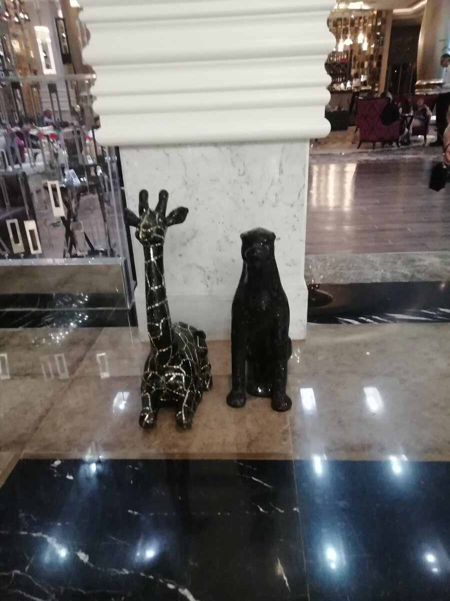 В отелях есть разные животные, в том числе и опасные. Филиал Бизона, к примеру) 