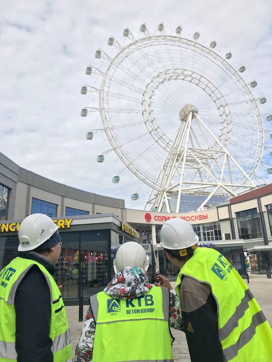 Еще одна точка притяжения в Москве - колесо обозрения высотой 140 метров