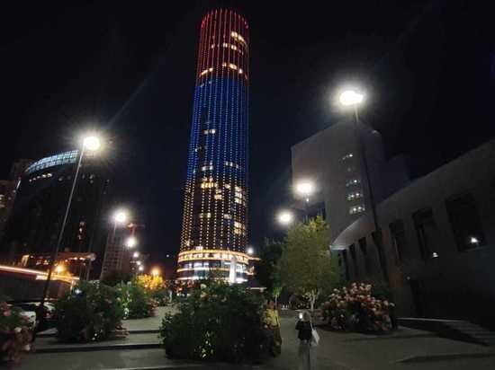     Горожане оценили творческий подход к оформлению небоскреба. Фото: Андрей Давыдов / МК-Урал.