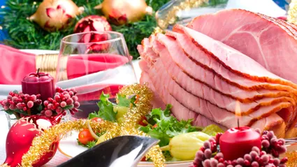 Такое мясо прекрасно в горячeм виде с гарниром из картофеля и овощей и c соусом.