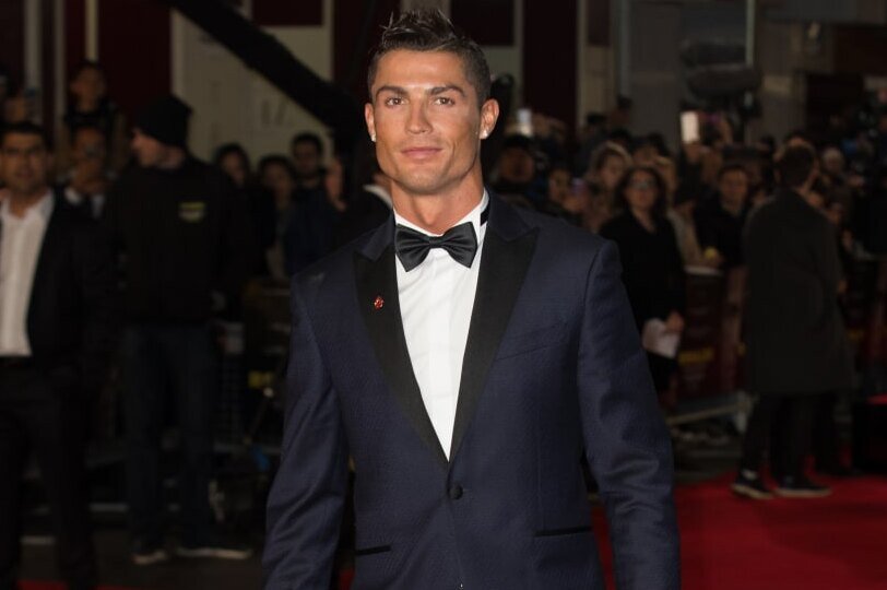     Чешский футболист разбил лицо Криштиану Роналду