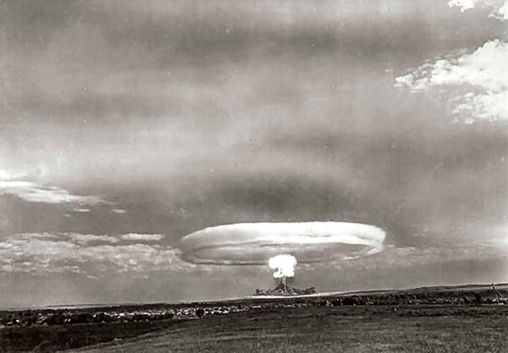 Место ядерного взрыва. Тоцкий ядерный взрыв 1954. Ядерный взрыв на Тоцком полигоне в 1954 году. Ядерный взрыв на Тоцком полигоне. Тоцкий полигон 1954 год ядерные испытания.