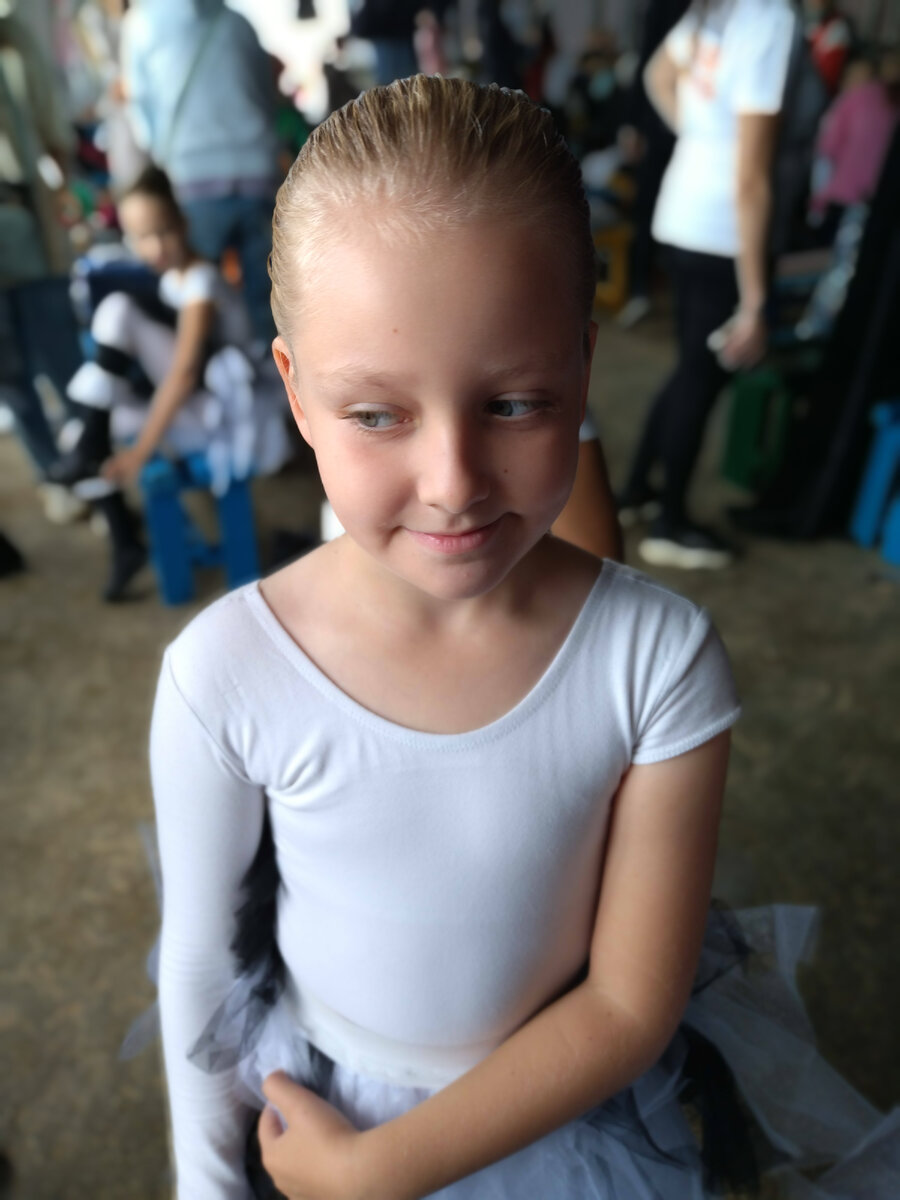 Тоню теперь на прогулке поймать сложно. Так что вот фото с танцевального конкурса