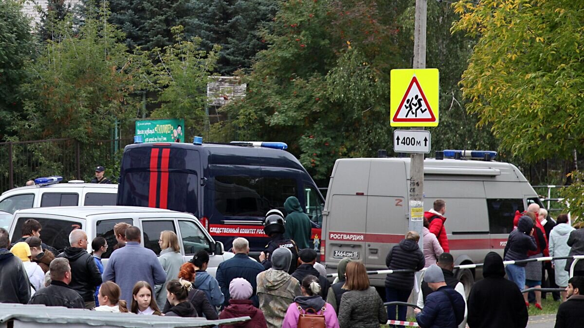    Автомобили экстренных служб у школы №88 Ижевска© РИА Новости / Сергей Кузнецов