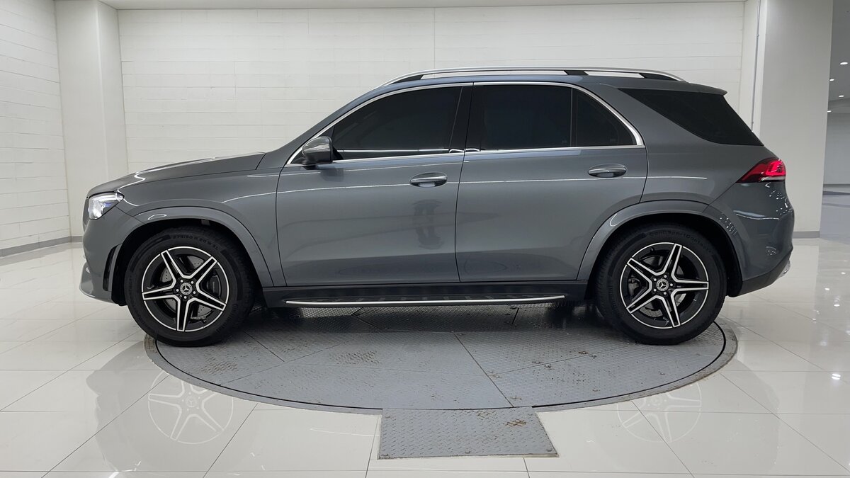 Мерседес ГЛЕ 2021 года играет в том сегменте рынка, в котором присутствуют BMW X5 и Audi Q7. Эта модель довольно сильно меняется по мере удорожания комплектаций. Стартовая версия оценивается в 5,24 миллиона рублей. В ней предусматривается стандартный для автомобилей данного класса набор оборудования типа навигационной системы или 8-дюймового сенсорного монитора. Но в топовой версии Mercedes-Benz GLE получает активную подвеску, которая автоматически перенастраивает положение каждого амортизатора, и полноприводную трансмиссию, способную перераспределять крутящий момент между осями от 0% до 100%. А встроенное бортовое оборудование может подстраиваться под предпочтения водителя, обучаясь его привычкам. Немецкой модели доступны 6 силовых агрегатов. В начальных комплектациях используются турбодизели на 2 и 2,9 литра, в топовых — гибридные установки с разными турбомоторами в основе. 
