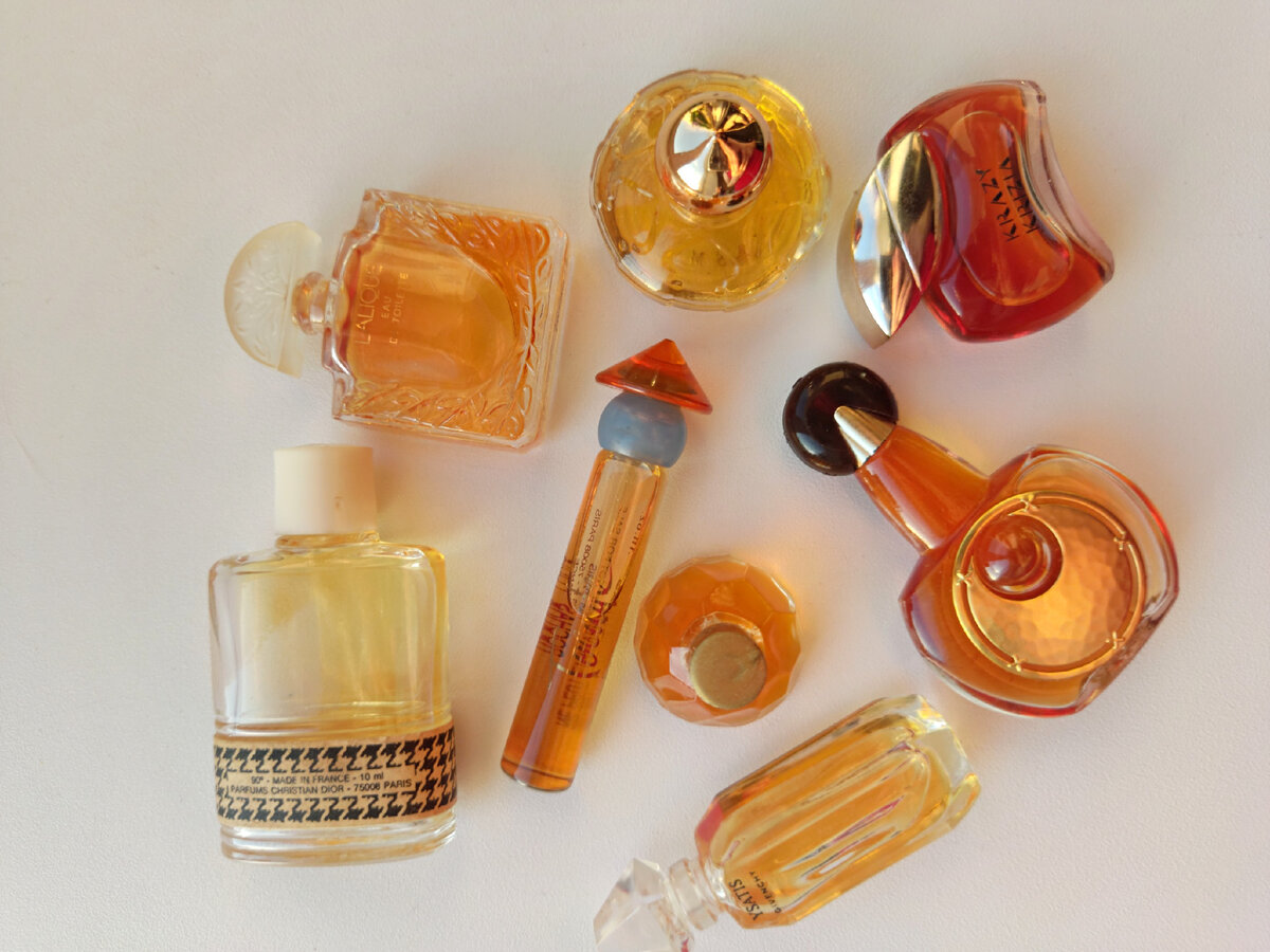 Tocade Rochas в центре - флакон-грибок.