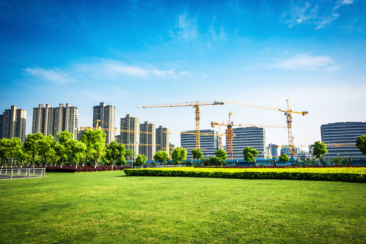 Источник: <a href="https://ru.freepik.com/free-photo/park-in-lujiazui-financial-centre_1243185.htm#query=%D1%81%D1%82%D1%80%D0%BE%D0%B8%D1%82%D0%B5%D0%BB%D1%8C%D1%81%D1%82%D0%B2%D0%BE&from_query=%D0%B4%D0%B5%D0%B2%D0%B5%D0%BB%D0%BE%D0%BF%D0%BC%D0%B5%D0%BD%D1%82&position=41&from_view=search&track=sph">Изображение от evening_tao</a> на Freepik