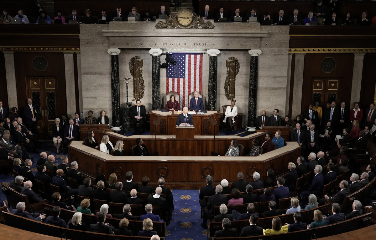    Президент США Джо Байден (в центре)  Drew Angerer/Getty Images