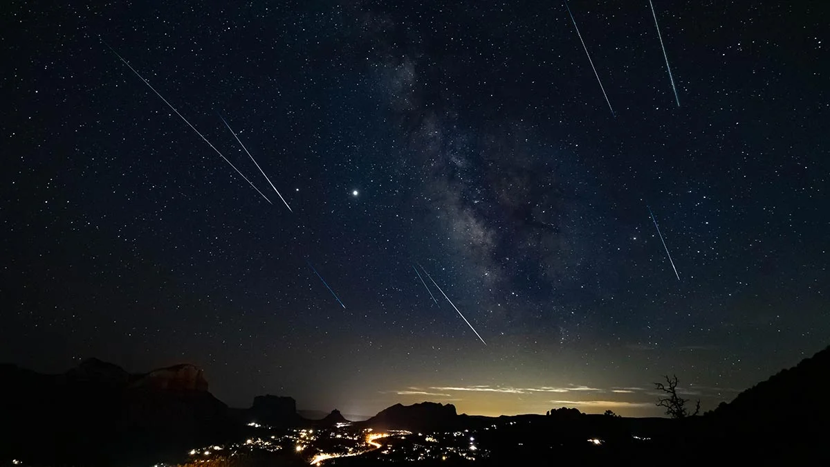 Ночное небо с падающими метеорами