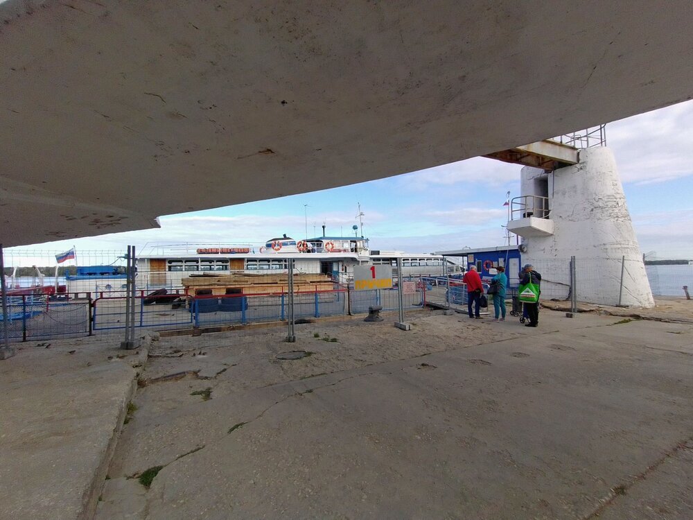 У причала 1 стоит "Омик", на котором отправляюсь в Рождествено.