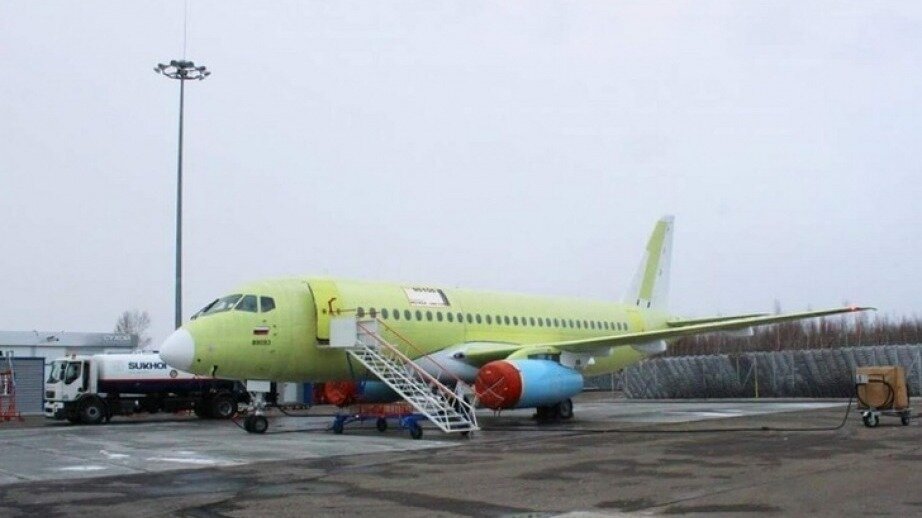     Самолет SJ-100 успешно приземлился в городе Юности после летных испытаний.