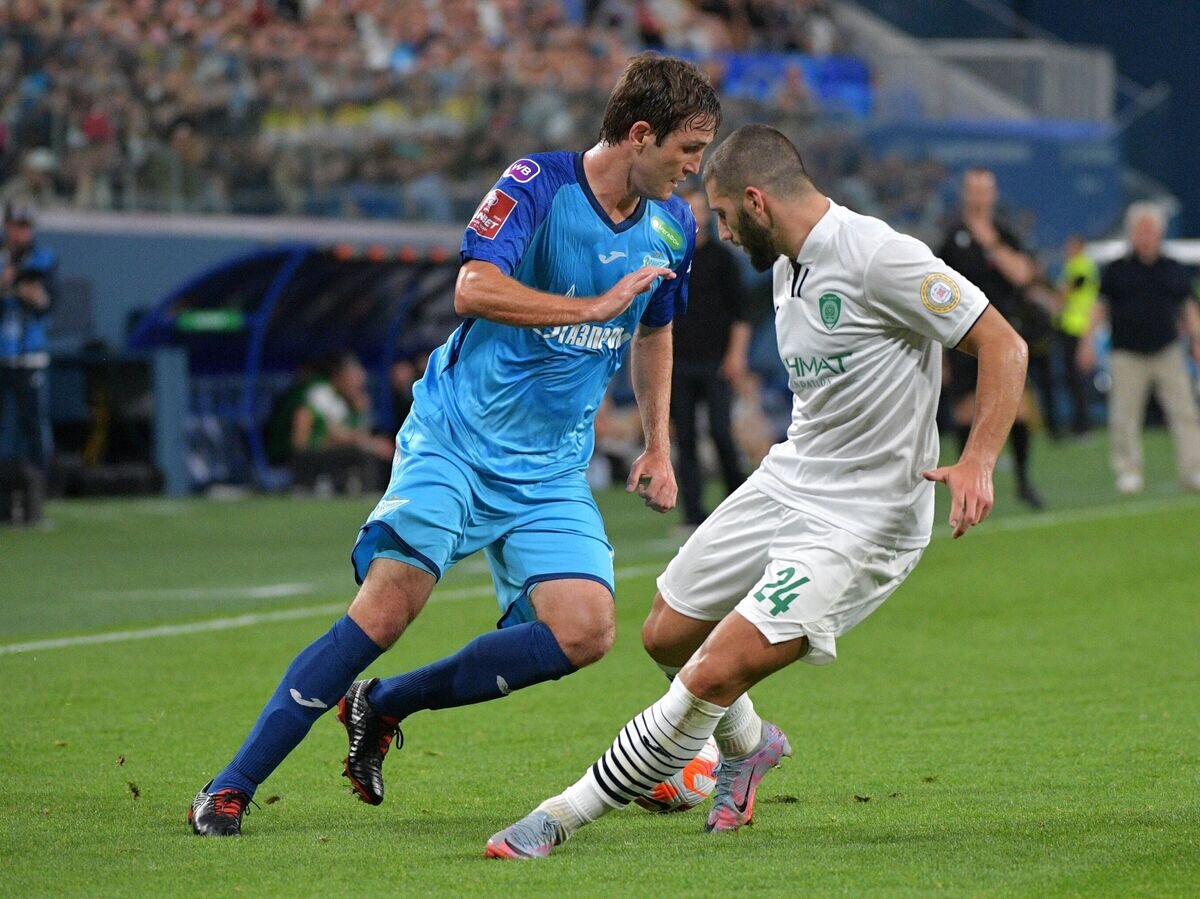    Игрок ФК "Зенит" Марио Фернандес (слева) и игрок ФК "Ахмат"Заим Диванович в матче кубка России по футболу сезона 2023/2024 между ФК "Зенит" (Санкт-Петербург) и ФК "Ахмат" (Грозный).© РИА Новости / Александр Гальперин