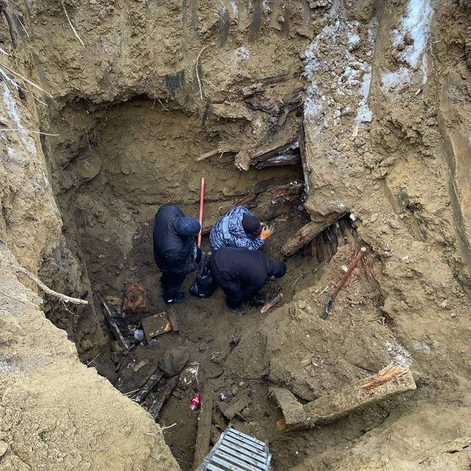     Яма, в которой нашли тела девушек