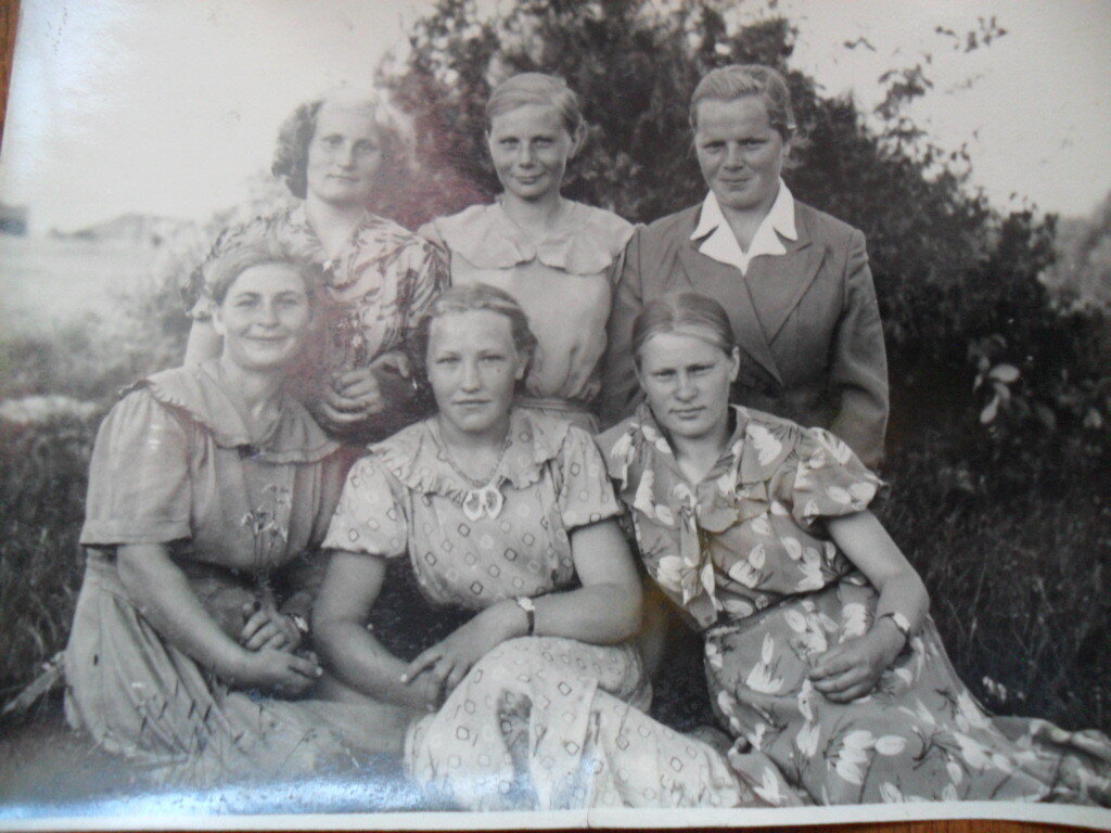 1959-1960 гг. Невесты деревни Глушки. Слева направо: первый ряд – Тамара Петухова, Тамара Дунаева, Зинаида Егорова, второй ряд – Валентина Смирнова, Нина Смирнова, Галина Пантелеева