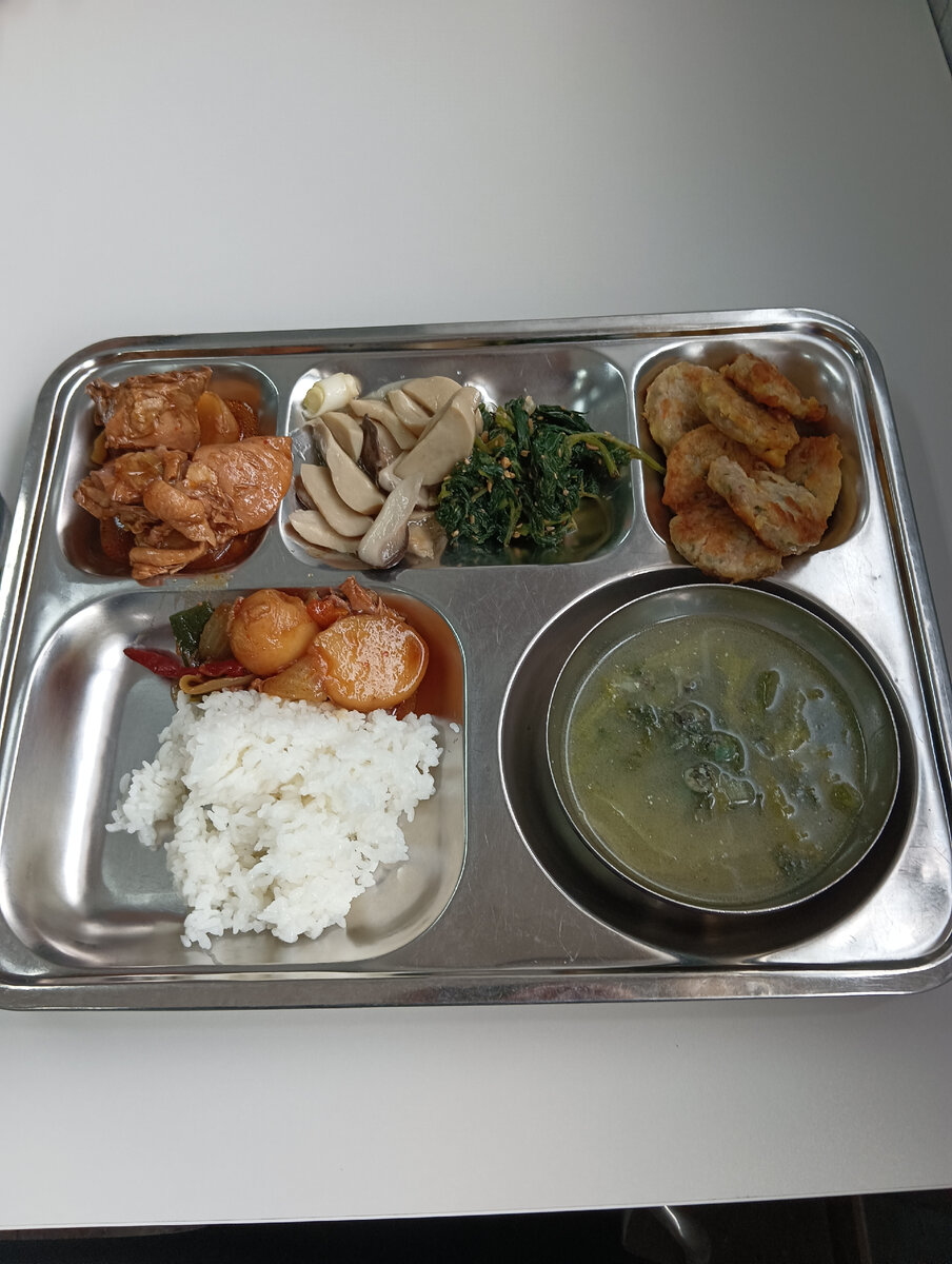 Мой обед. Что это - не знаю. Съесть удавалось не все.