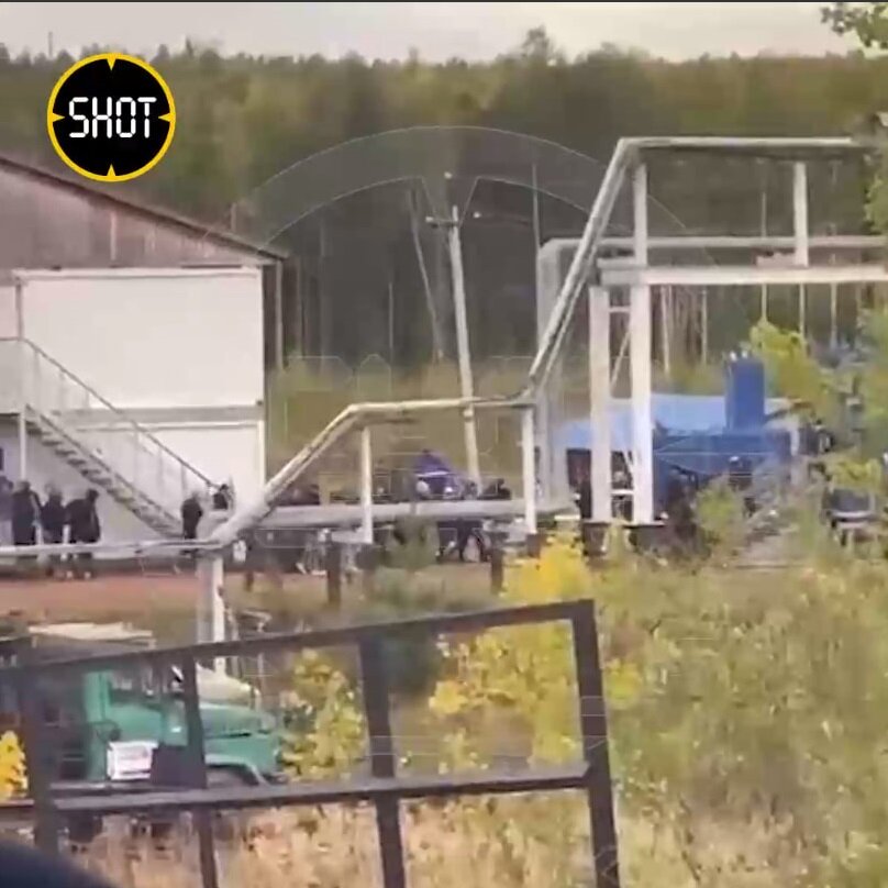Десятки вооружённых людей на вертолётах захватили нефтяную компанию в Иркутской области. Как сообщает Telegram-канал SHOT, речь идет о предприятия «Дулисьма» в Киренском районе. В начале сентября туда нагрянуло более 20 бойцов в масках и с оружием. Половину сотрудников уложили на землю, половину поставили лицом к стене.