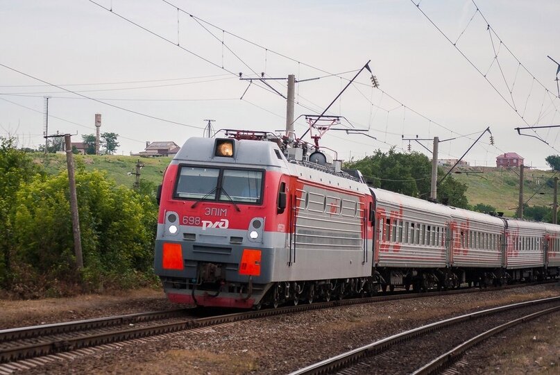 ЭП1М-698 (ТЧЭ-3 Россошь, ЮВЖД) со скорым поездом №260 Санкт-Петербург-Анапа, перегон Александровка - Кизитеринка. (а на стене у меня подписан наоборот, балбес, ну ладно))