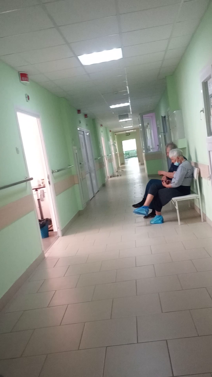 Коридор. Открытая дверь в нашу палату