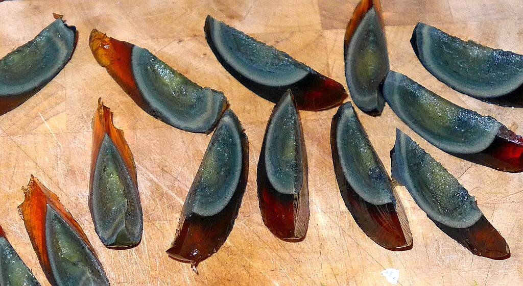 Порезанные столетние яйца