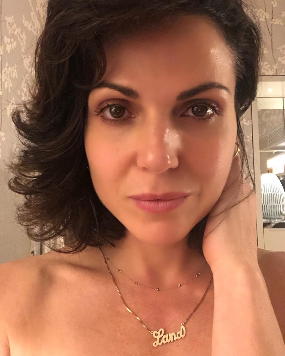 У меня сейчас новый этап на моём жизненном пути. Я заново открываю для себя, кто я после того, как прожила жизнь Реджины на протяжении семи лет, после того, как была женой, после жизни в стране, которая была не моей. В то время в моей жизни было очень мало места для меня самой. Я очень многим жертвовала все эти годы, и теперь, когда мне 41 год, я снова учусь жить в мире, который, как ни странно, незнаком мне и в жизни, которую я не думала прожить. Жизнь, которую я думала, что буду жить, закончилась. Я больше не замужем. Больше не мачеха. Больше не Королева. Я начала все сначала. Я не могу сказать, что все это легко. Это не так. Это чертовски трудно. Это больно, f * #k&, но то, что у меня осталось - это Я. Не совсем. Ну, Лола и я. Жизнь делает крутой финт, и только вы решаете, как с этим справиться. И я говорю вам, что я не сбегу. Я выбираю бежать навстречу своей судьбе. Неуверенная в том, что должно произойти, и все же я остаюсь открытой. Не знаю, что ждет меня в будущем, но пока я буду в этом путешествии, я буду любить себя так, как никогда раньше. Я сама себе партнёр и моя самая большая любовь. Я открыта. Безумно сложно делиться этим со всеми вами. Вы видели фотографии моей жизни за последние пару лет, но вот моя правда. Моё  все еще болит, после того, что произошло и сильно бьётся, когда я пишу этот пост. Что подумают люди? Почему я чувствую потребность поделиться? Потому что это моя правда, и для тех, кто борется там, знайте, что вы не одиноки. Мы все боремся. Я не хочу прятаться за изображениями и делиться только приятными впечатлениями в жизни. Это нереально. Но не думайте, моя жизнь прекрасна. Я счастлива, что не передать словами: я тоже человек.Мне больно, я плачу, порой чувствую себя одинокой, но не это ли жизнь?ААА...дышу. Кто-то однажды сказал мне, что одна из моих самых сильных сторон-это моя стойкость. Может быть, все эти переживания заставляют меня двигаться дальше, но в конечном счете я решаю не сдаваться, открывая для себя счастье, радость и свое желание глубже познать себя. ” ЭТО Я " - название моей следующей главы. Я хочу, чтобы все увидели, кто я есть, и я хочу поделиться своей правдой. Итак, добро пожаловать В МОЮ НОВУЮ ЖИЗНЬ! Я надеюсь, что не перестану вдохновлять, пока разбираюсь со всем этим.  за вашу бесконечную любовь - Лана #human #truth
https://www.instagram.com/lparrilla/